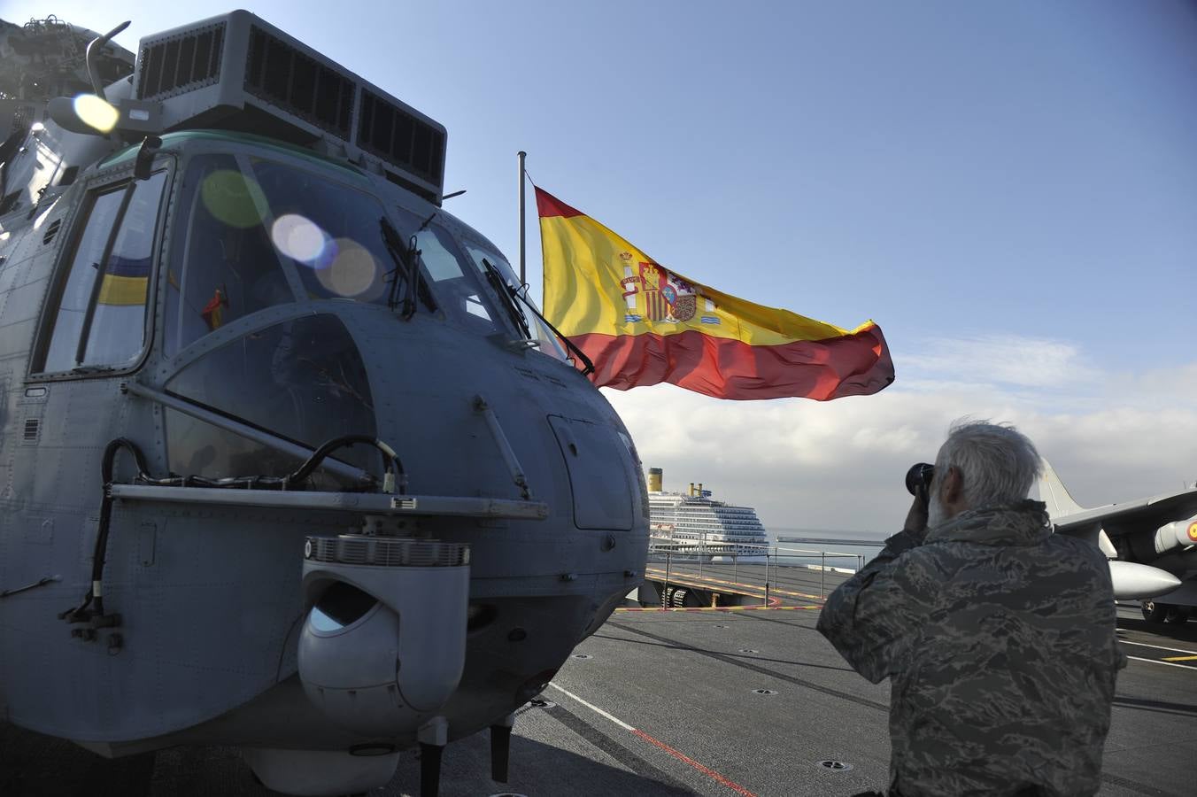 Fotos de la jura de bandera civil en el portaaviones Juan carlos I en Málaga (III)