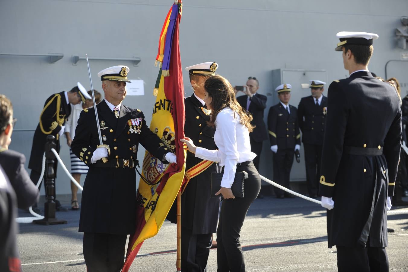 Fotos de la jura de bandera civil en el portaaviones Juan carlos I en Málaga (III)