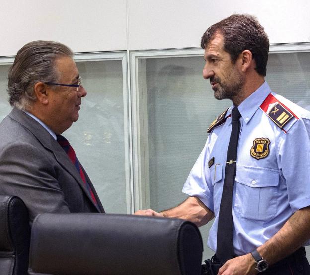 El ministro de Interior,
Juan Ignacio Zoido,
saluda al nuevo 'major'
de los Mossos, Ferrán López. :: r. c.
