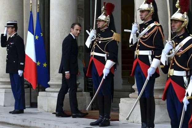Macron regresa al Elíseo tras un acto oficial celebrado el pasado lunes. ::  Philippe LóPEZ / afp