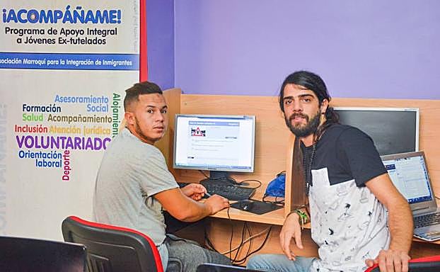 El italiano Joyce Modolo (derecha) está ayudando a Abderrazek Aliouate a sacarse el carné de conducir.