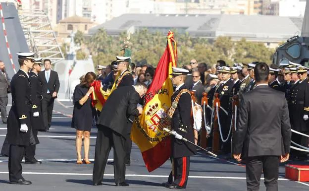 Se situó una bandera a proa y otra a popa del barco para dar más agilidad a la jura. 