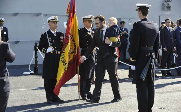 Imagen principal - En la imagen superior se puede apreciar que hubo personas que juraron acompañadas de sus hijos. A la izquierda, Elías Bendodo, Juanma Moreno, Carolina España y Manuel Marmolejo. Al lado, Francisco de la Torre saluda al almirante Rodríguez Garat.