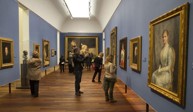 Visitantes en una de las salas del Museo de Málaga. :: ñito salas