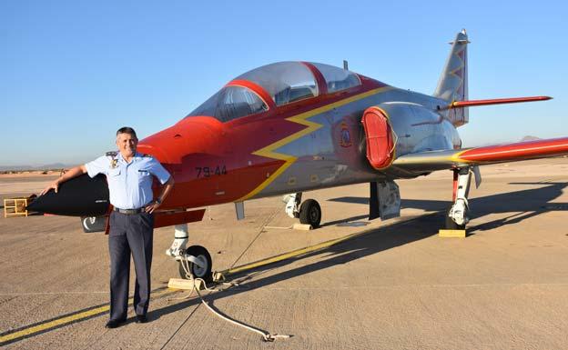 Luis González Campanero, delante de un ‘Casa C-101 Aviojet’, modelo usado para formación y para las exhibiciones de la Patrulla Águila .