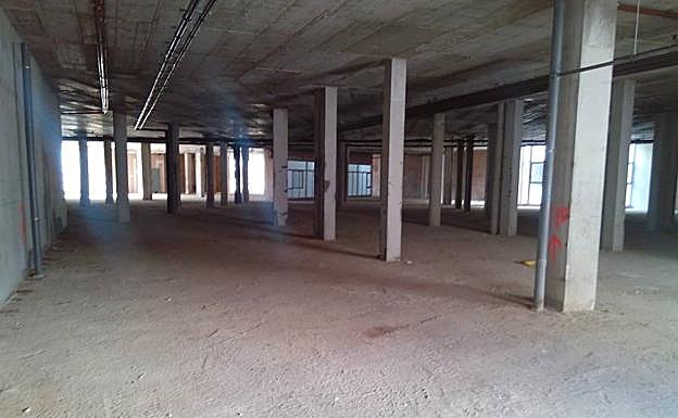 El comité de empresa denuncia que falta por edificar el 30% del centro.