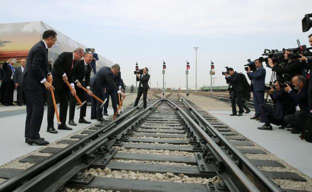 Inauguran una nueva línea de ferrocarril Bakú-Tiflis-Kars