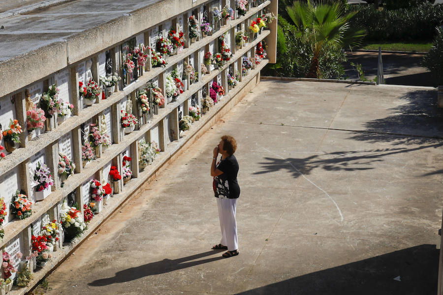 Miles de personas llenan hoy los recintos de Parcemasa, San Miguel o Inglés, con muchas visitas a columbarios de iglesias y cofradías 