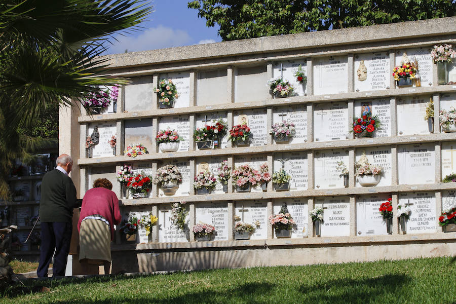 Miles de personas llenan hoy los recintos de Parcemasa, San Miguel o Inglés, con muchas visitas a columbarios de iglesias y cofradías 