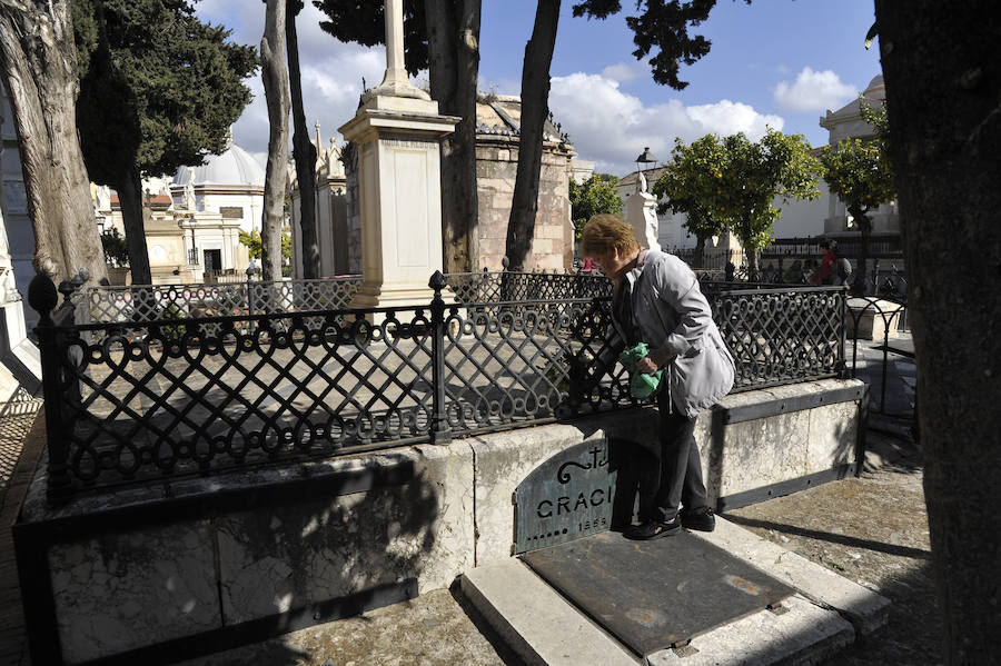 Miles de personas llenan hoy los recintos de Parcemasa, San Miguel o Inglés, con muchas visitas a columbarios de iglesias y cofradías 