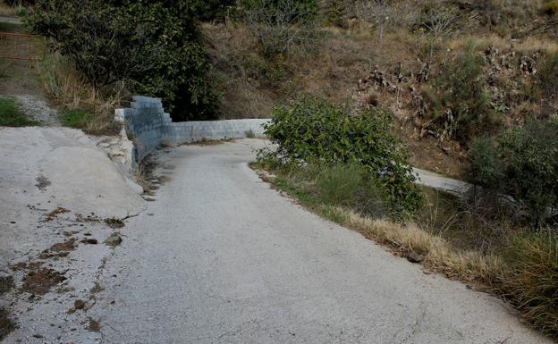 Imagen principal - Carril hormigonado por el que se deja atrás el arroyo Granadillas. La ruta comienza a adentrarse en el monte rinconero. Antiguo cortijo junto al camino.