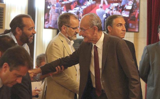 De la Torre saluda a Cassá en el pleno del lunes al lado de Conde, Sichar y Bendodo. 