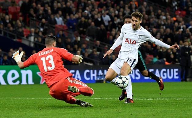 Fernando Llorente trata de superar la salida de Casilla. 