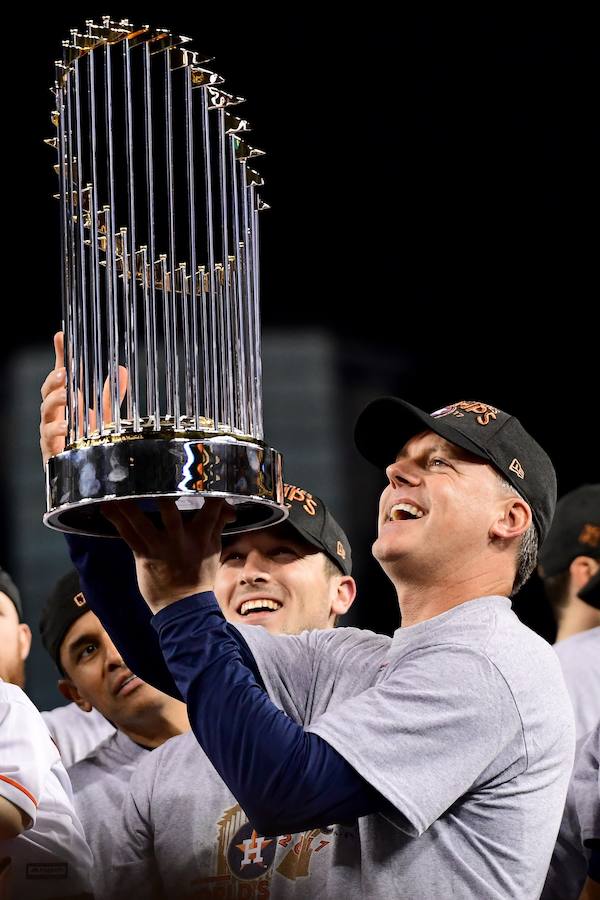 Los Houston Astros ganaron por primera vez en su historia las Series Mundiales de béisbol tras imponerse a Los Angeles Dodgers.