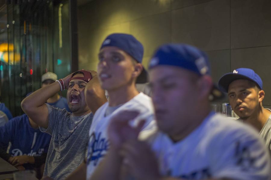 Los Houston Astros ganaron por primera vez en su historia las Series Mundiales de béisbol tras imponerse a Los Angeles Dodgers.