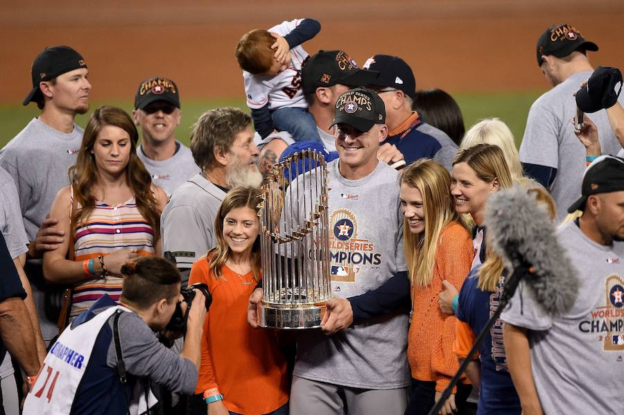 Los Houston Astros ganaron por primera vez en su historia las Series Mundiales de béisbol tras imponerse a Los Angeles Dodgers.