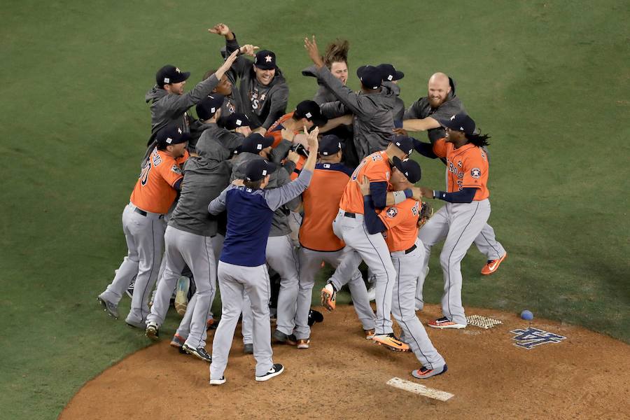 Los Houston Astros ganaron por primera vez en su historia las Series Mundiales de béisbol tras imponerse a Los Angeles Dodgers.