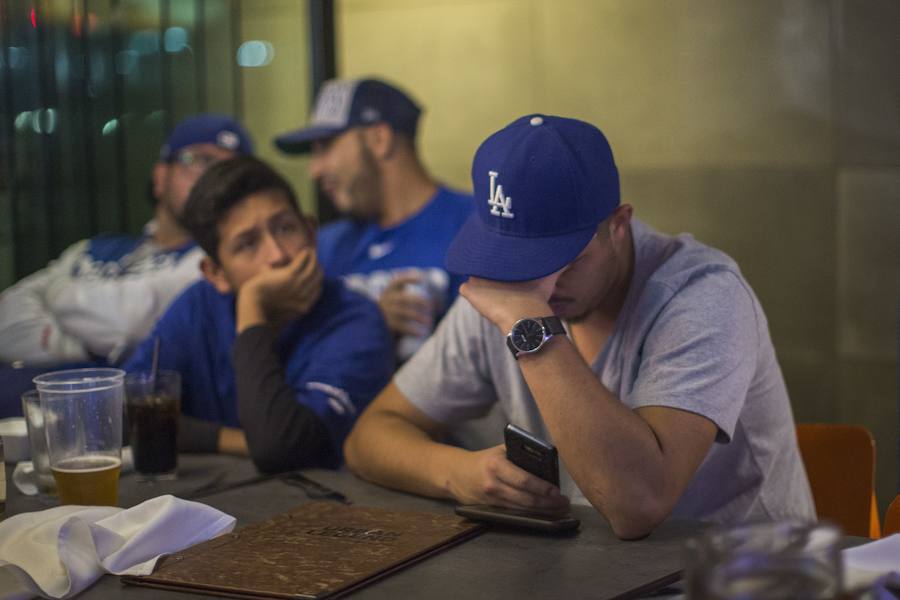 Los Houston Astros ganaron por primera vez en su historia las Series Mundiales de béisbol tras imponerse a Los Angeles Dodgers.