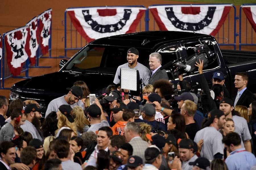 Los Houston Astros ganaron por primera vez en su historia las Series Mundiales de béisbol tras imponerse a Los Angeles Dodgers.