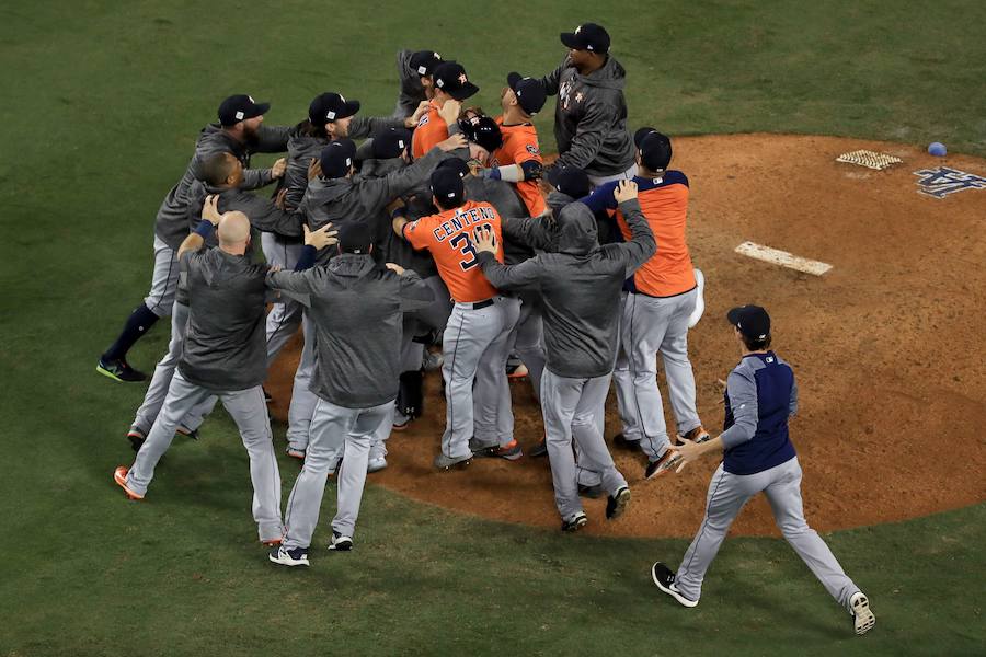 Los Houston Astros ganaron por primera vez en su historia las Series Mundiales de béisbol tras imponerse a Los Angeles Dodgers.