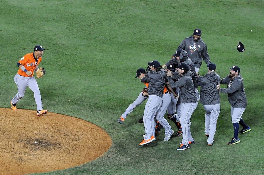 Los Houston Astros ganaron por primera vez en su historia las Series Mundiales de béisbol tras imponerse a Los Angeles Dodgers.