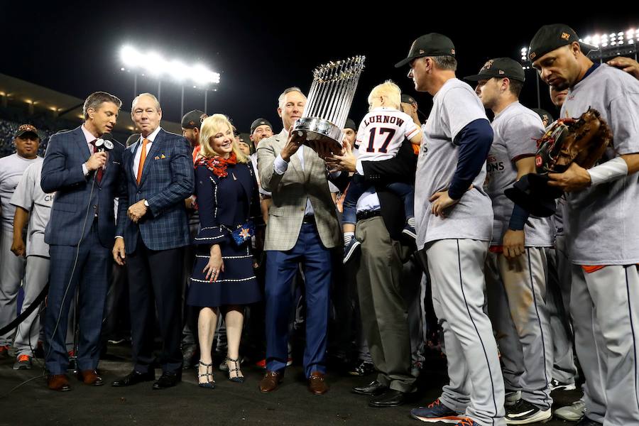 Los Houston Astros ganaron por primera vez en su historia las Series Mundiales de béisbol tras imponerse a Los Angeles Dodgers.