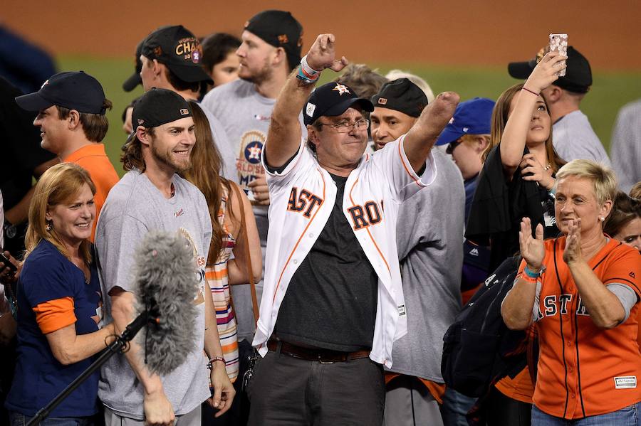 Los Houston Astros ganaron por primera vez en su historia las Series Mundiales de béisbol tras imponerse a Los Angeles Dodgers.