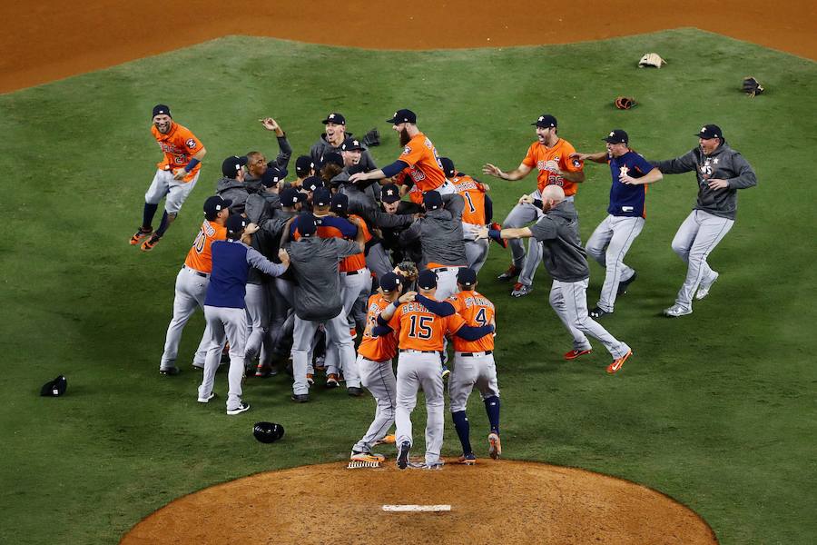 Los Houston Astros ganaron por primera vez en su historia las Series Mundiales de béisbol tras imponerse a Los Angeles Dodgers.