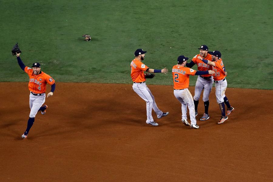 Los Houston Astros ganaron por primera vez en su historia las Series Mundiales de béisbol tras imponerse a Los Angeles Dodgers.