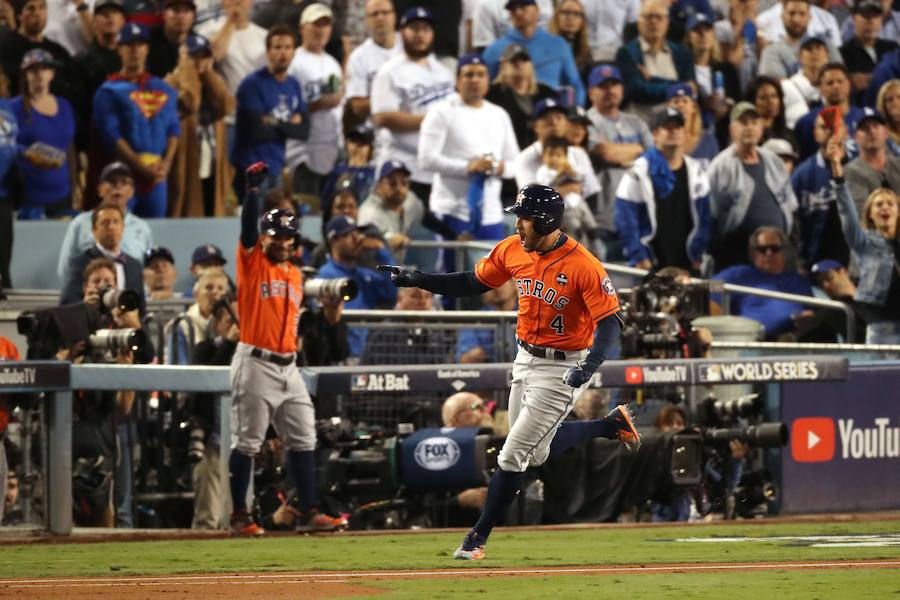 Los Houston Astros ganaron por primera vez en su historia las Series Mundiales de béisbol tras imponerse a Los Angeles Dodgers.