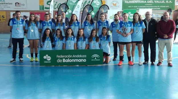 El combinado femenino infantil, con el trofeo. :: sur