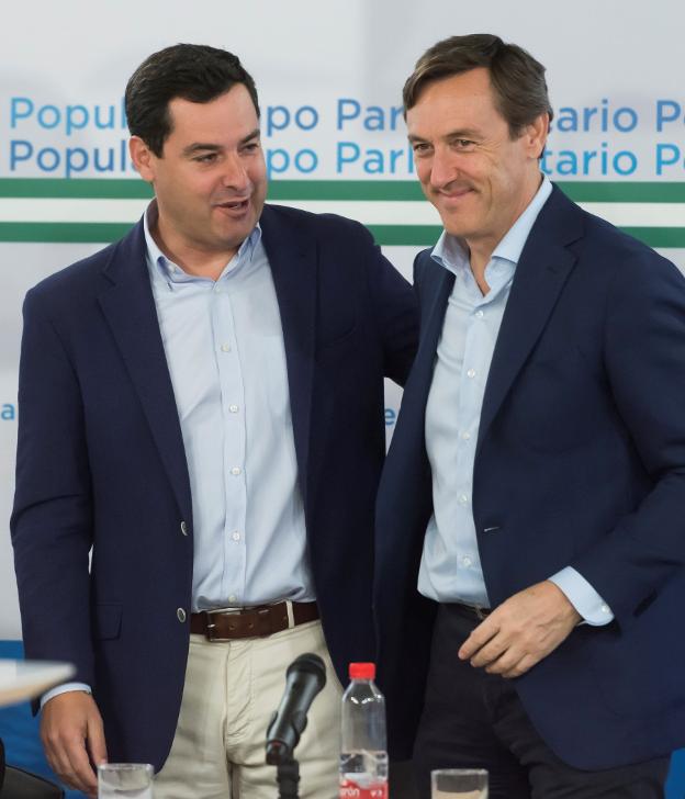 Juanma Moreno y Rafael Hernando. :: efe