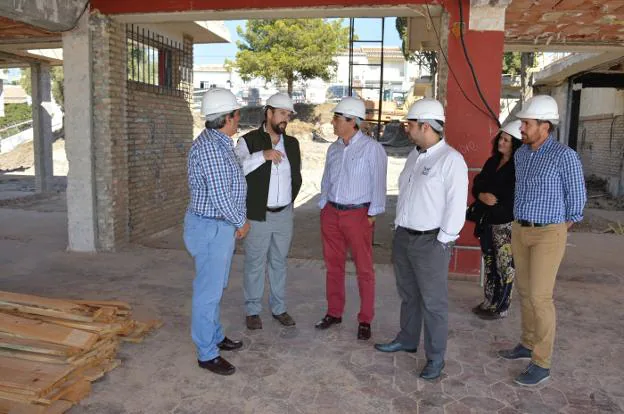 El alcalde rinconero y el concejal de Infraestructura visitaron el pasado martes las obras del local. :: e. c.