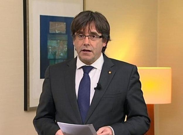 El expresidente de la Generalitat, Carles Puigdemont, lee su mensaje grabado desde Bélgica y emitido ayer por TV3. :: efe