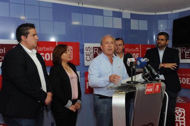 El alcalde de Istán, durante la rueda de prensa. :: josele-lanza