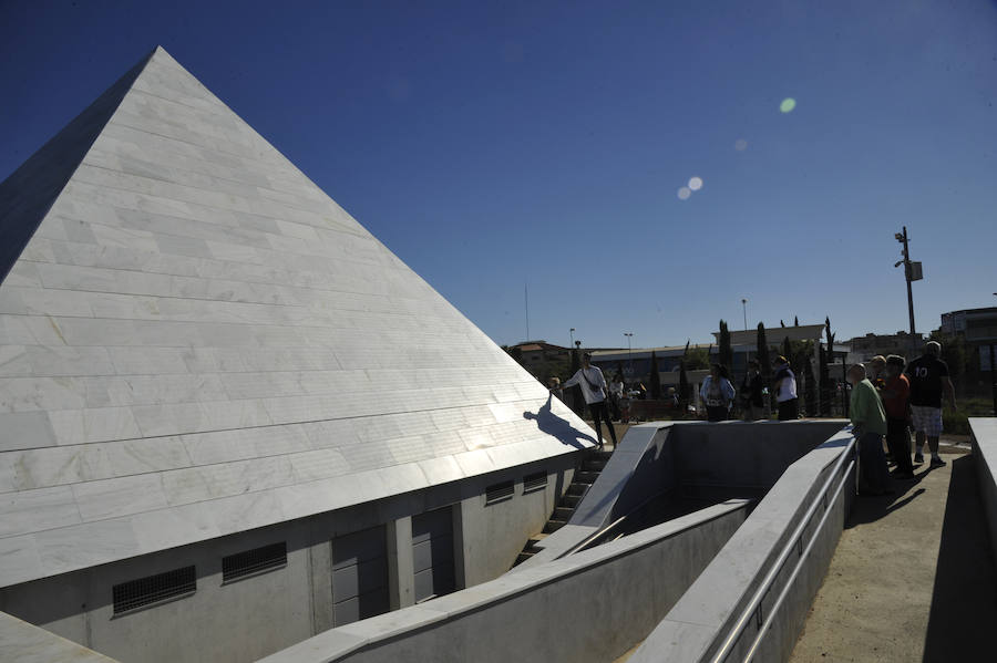 El panteón del cementerio de San Rafael, que fue una de las mayores fosas comunes del país, ha acogido esta mañana el acto