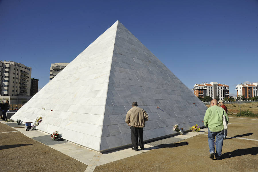 El panteón del cementerio de San Rafael, que fue una de las mayores fosas comunes del país, ha acogido esta mañana el acto