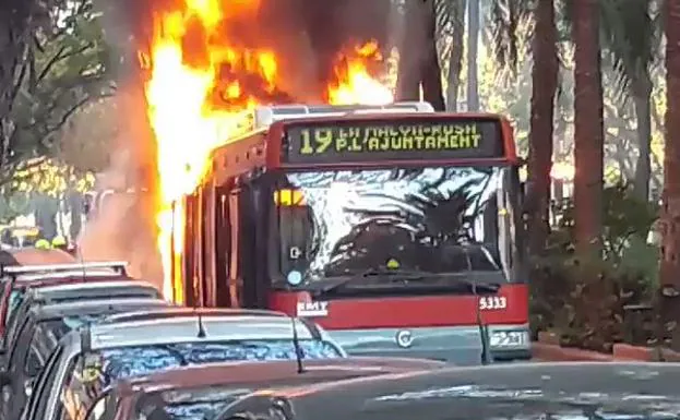 Vídeo | Así ardió un autobús de la EMT en pleno centro de Valencia