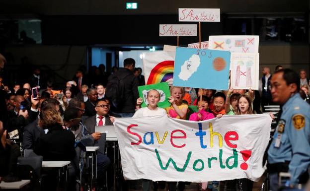 Niños con pancartas durante la apertura de la Conferencia de Naciones Unidas sobre el cambio climático.