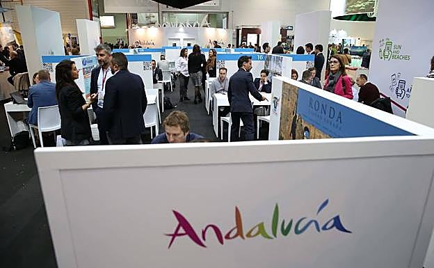 Los contactos de negocio se sucedían en la zona comercial. 