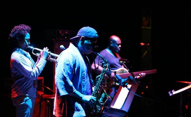 Steve Coleman, en el centro, durante el concierto de ayer en el Teatro Cervantes. 