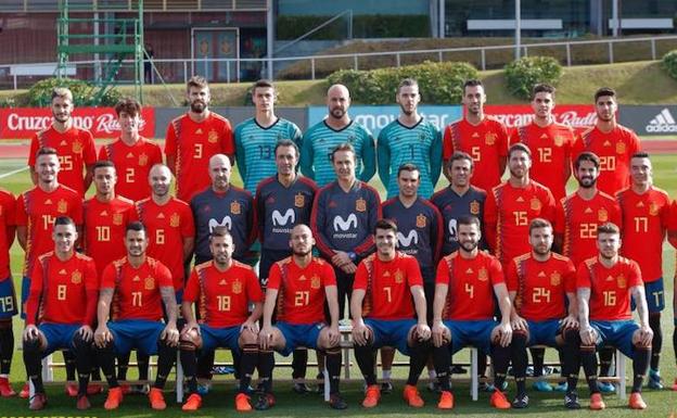 La selección española, en la foto oficial con la nueva camiseta. 