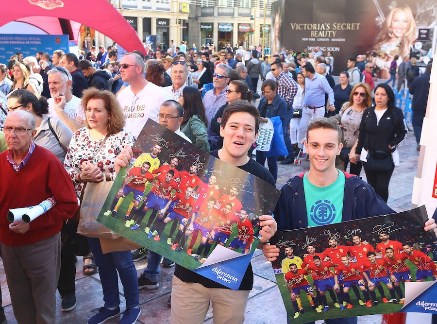 Carteles, fotos, trofeos... La fan zone de la selección española recala estos días en Málaga con motivo del partido amistoso que enfrentará a La Roja con Costa Rica en La Rosaleda. 