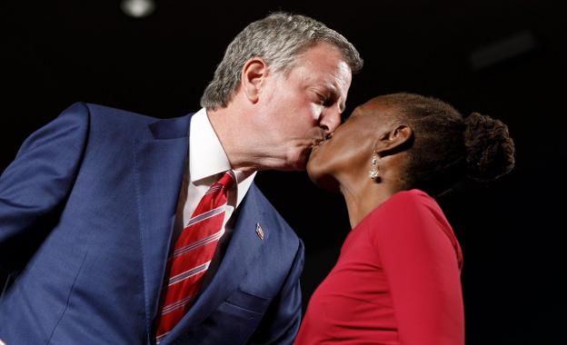 El alcalde neoyorquino Bill de Blasio besa a su esposa. :: efe