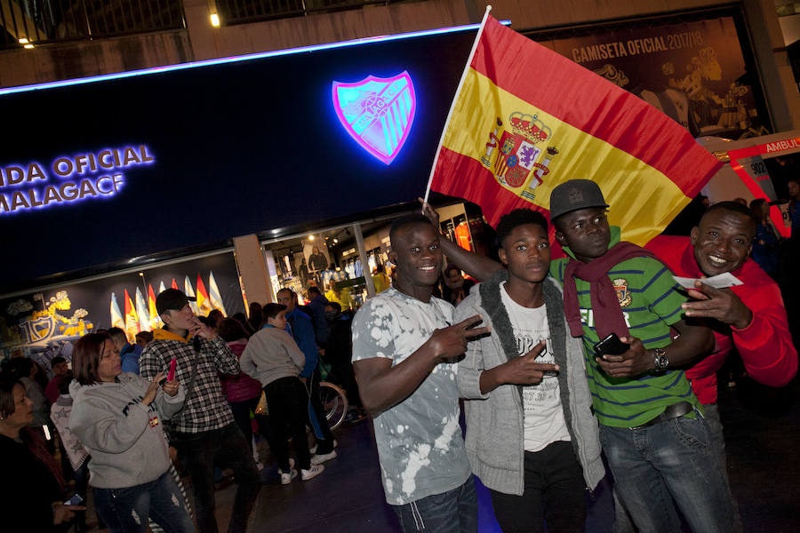 Unas 19.000 personas acudieron a La Rosaleda a presenciar el entrenamiento de la selección española de fútbol.