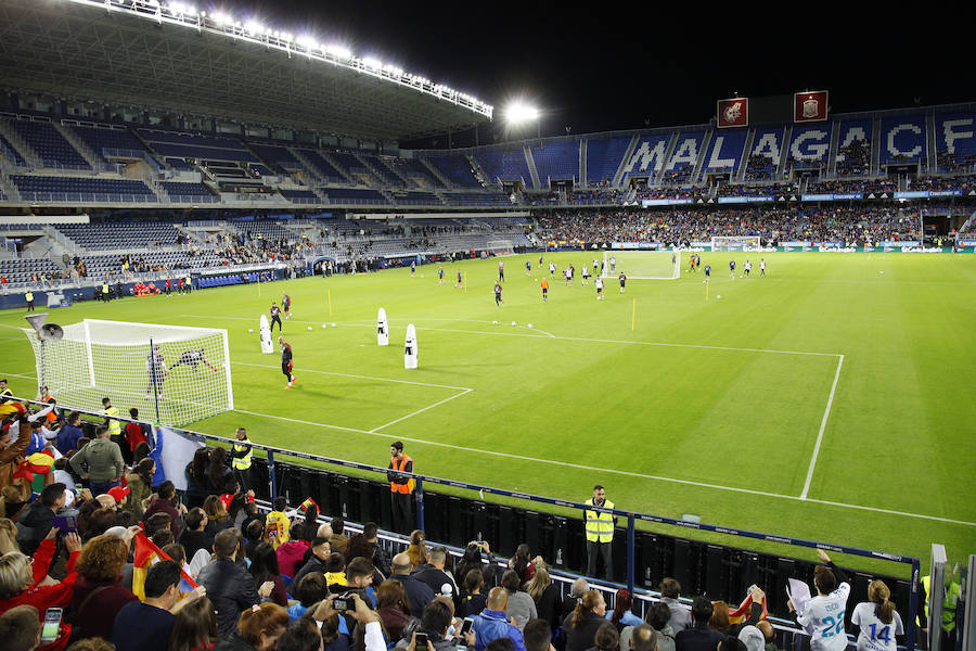 Unas 19.000 personas acudieron a La Rosaleda a presenciar el entrenamiento de la selección española de fútbol.