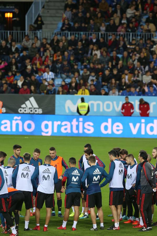 La selección española de fútbol se ha entrenado en La Rosaleda ante 19.000 aficionados antes del partido que disputarán este sábado ante Costa Rica en Málaga.