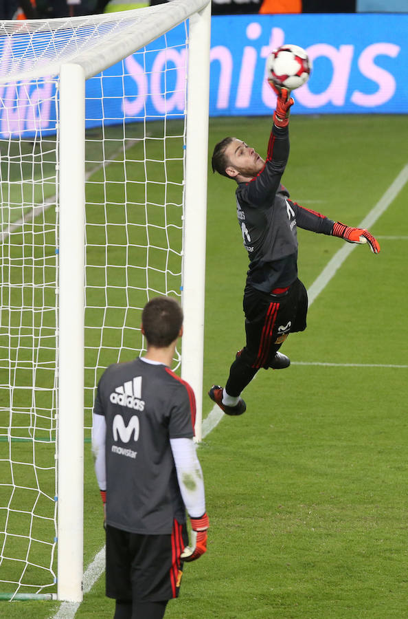 La selección española de fútbol se ha entrenado en La Rosaleda ante 19.000 aficionados antes del partido que disputarán este sábado ante Costa Rica en Málaga.