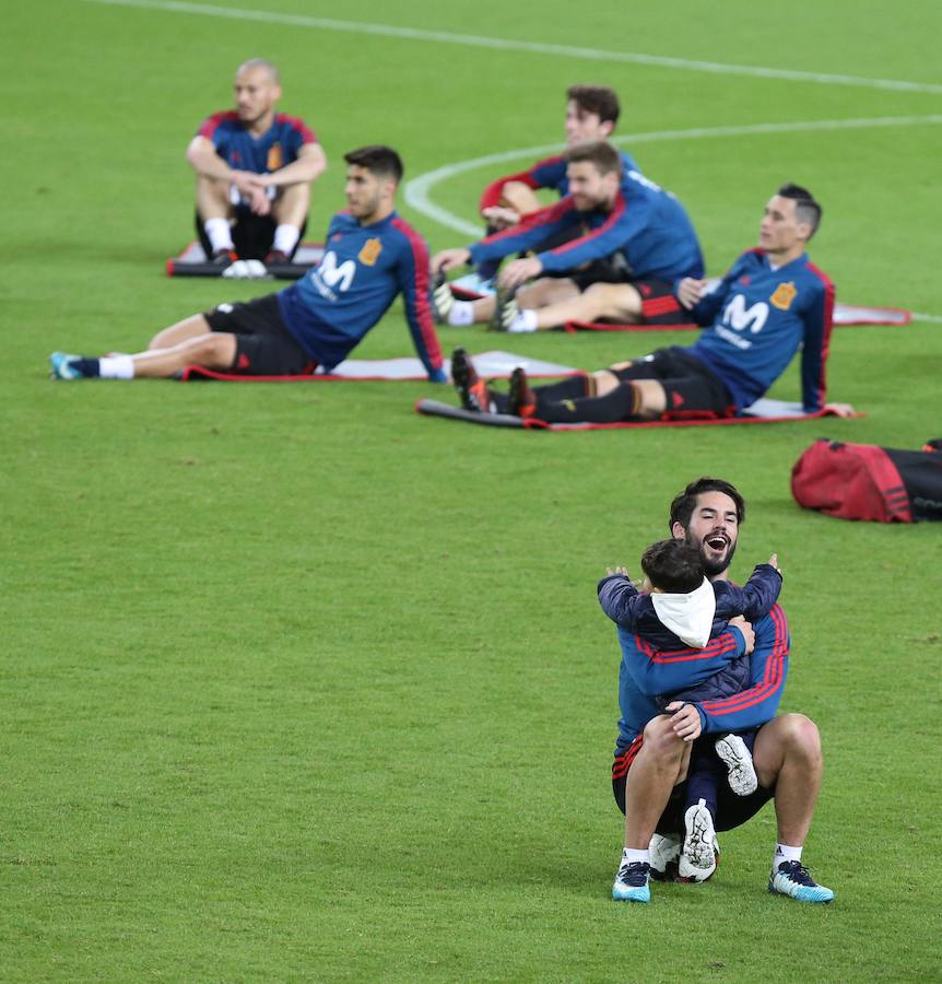 La selección española de fútbol se ha entrenado en La Rosaleda ante 19.000 aficionados antes del partido que disputarán este sábado ante Costa Rica en Málaga.