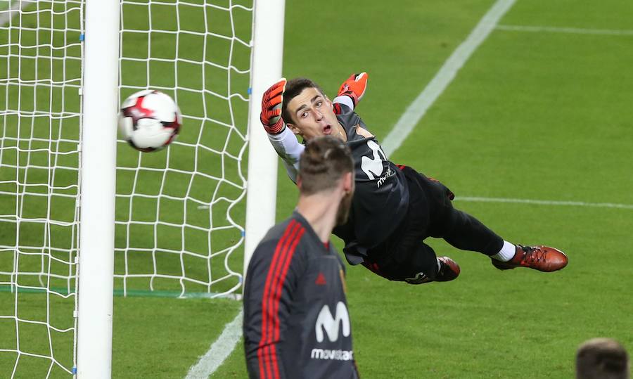 La selección española de fútbol se ha entrenado en La Rosaleda ante 19.000 aficionados antes del partido que disputarán este sábado ante Costa Rica en Málaga.